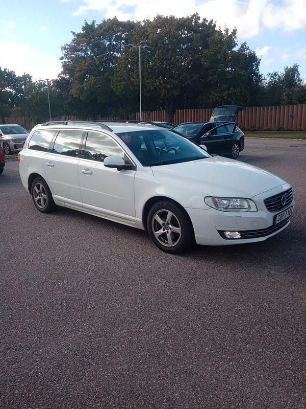 Vit Begagnad 2015 Volvo V70 Momentum Kombi | 148 500 kr (Lite dyr) - Bild 1/4