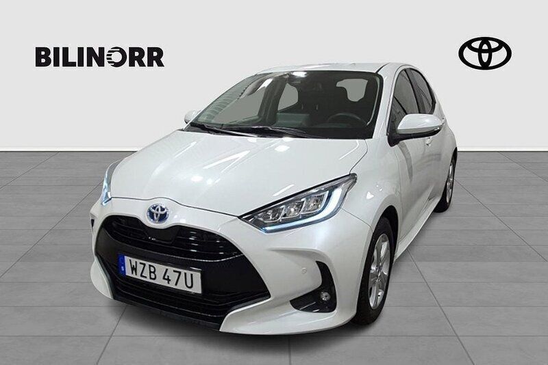 Vit Begagnad 2023 Toyota Yaris Hybrid Active Halvkombi | 249 900 kr (Lite dyr) - Bild 1/4