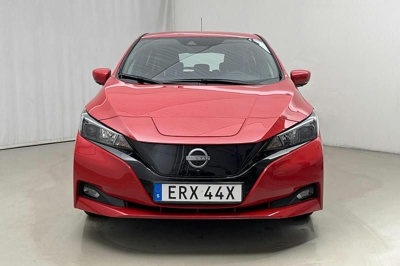 Begagnad Nissan Leaf 360º 110 kW (150 HK) 2023 Röd Halvkombi