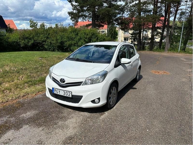Vit Begagnad 2012 Toyota Yaris Active Halvkombi | 65 000 kr (Marknadspris) - Bild 1/3