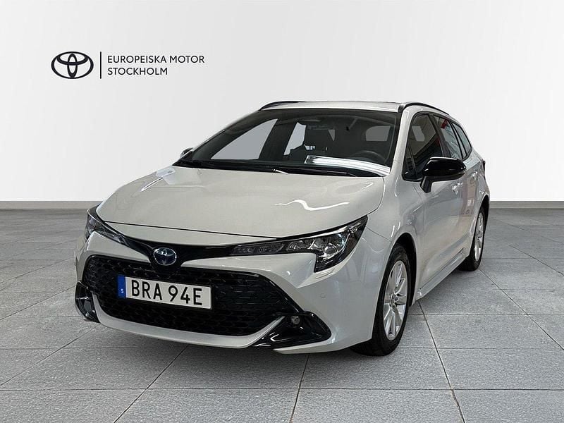 Grå Begagnad 2025 Toyota Corolla Active Kombi | 329 800 kr (Lite dyr) - Bild 1/4