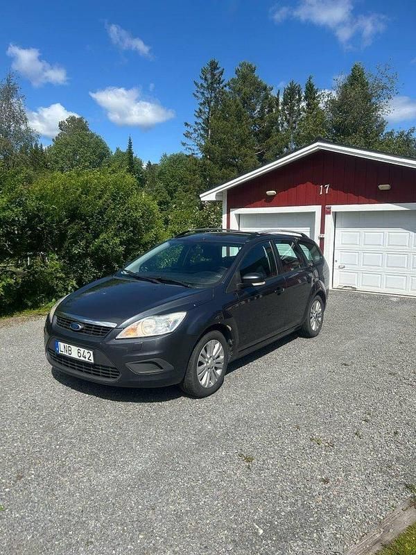 Grå Begagnad 2010 Ford Focus Trend Kombi | 20 000 kr (Marknadspris) - Bild 1/4