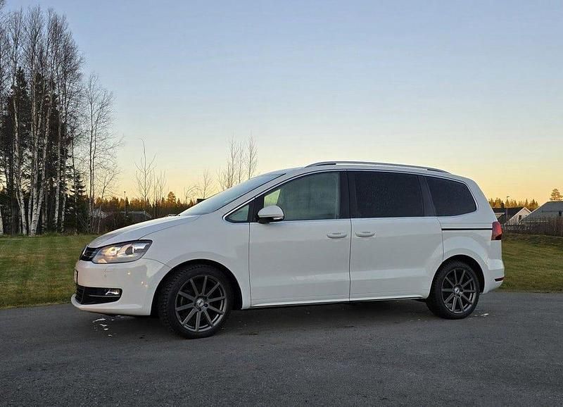 Vit Begagnad 2018 VW Sharan GT Minibuss | 235 000 kr (Marknadspris) - Bild 1/4
