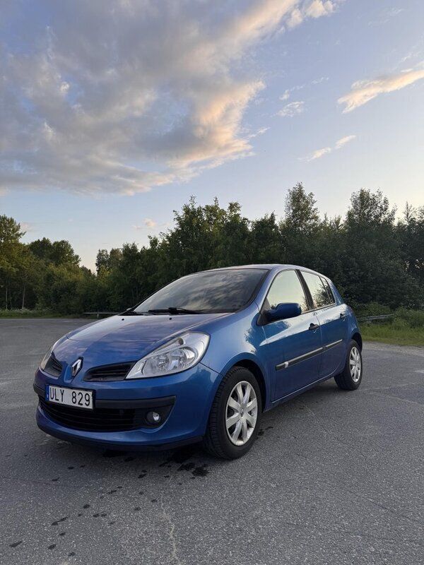 Blå Begagnad 2006 Renault Clio R.S. Halvkombi | 15 000 kr (Marknadspris) - Bild 1/4