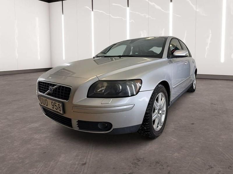 Grå Begagnad 2004 Volvo S40 Sedan | 39 900 kr (Marknadspris) - Bild 1/4