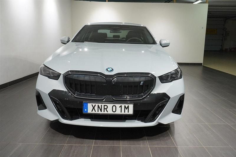 Grå Begagnad 2023 BMW i5 M Sport Sedan | 699 800 kr (Marknadspris) - Bild 1/2