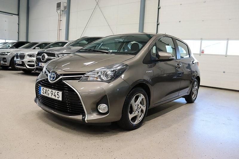 Mörkgrå Begagnad 2016 Toyota Yaris Hybrid Active Halvkombi | 159 800 kr (Marknadspris) - Bild 1/4