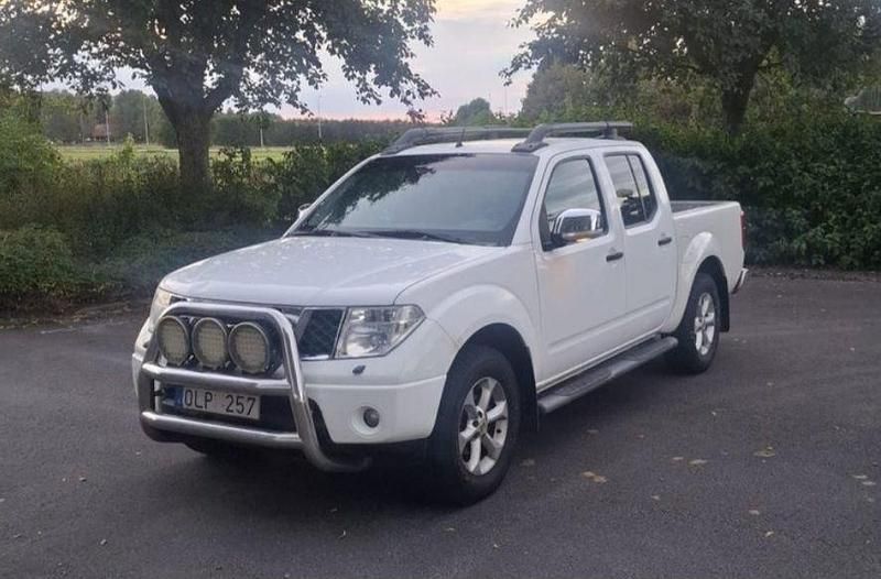 Vit Begagnad 2009 Nissan Navara Pickup | 79 900 kr (Marknadspris) - Bild 1/4