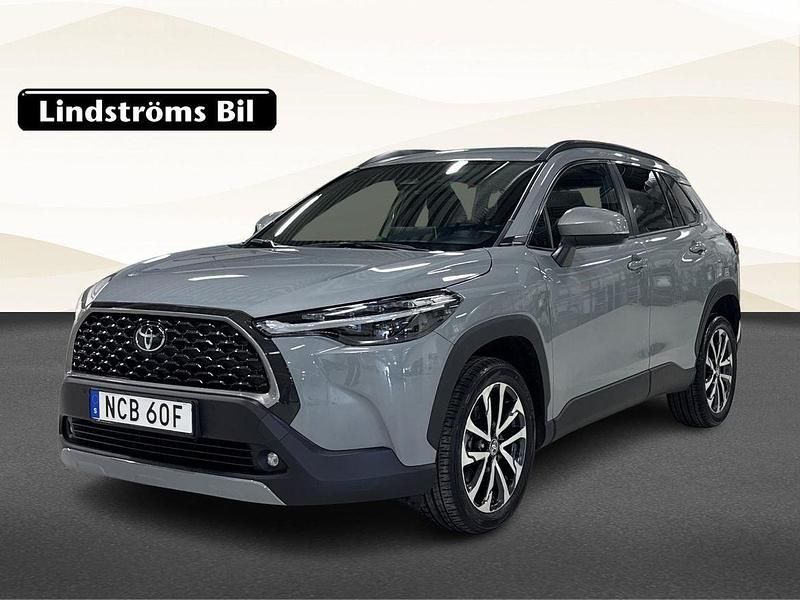 Grå Begagnad 2024 Toyota Corolla Cross Active SUV | 369 900 kr (Marknadspris) - Bild 1/3