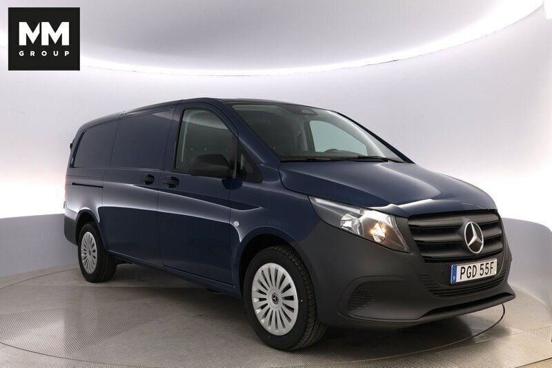 Blå Begagnad 2025 Mercedes Vito Minibuss | 543 750 kr (Marknadspris) - Bild 1/4