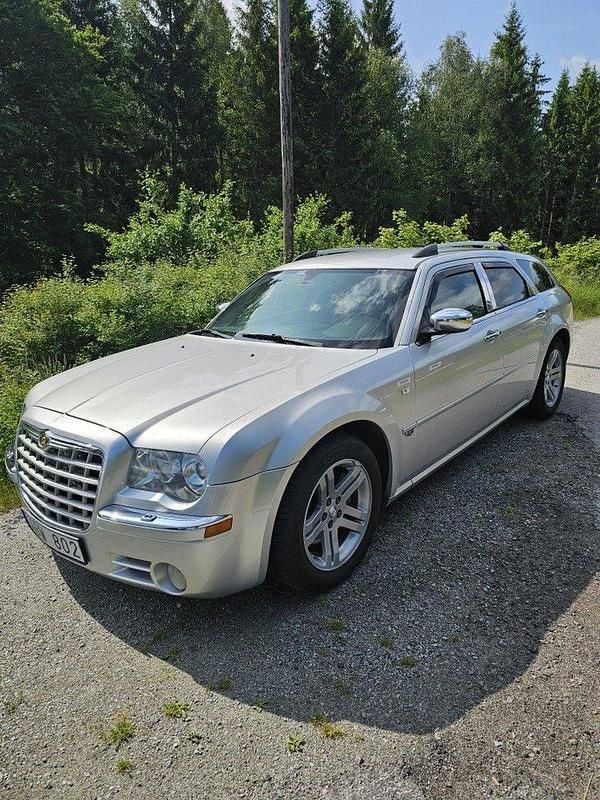 Silver Begagnad 2006 Chrysler 300C Touring Kombi | 64 999 kr (Marknadspris) - Bild 1/4