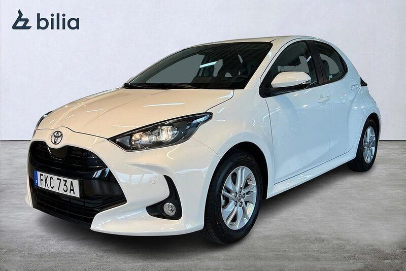 Vit Begagnad 2024 Toyota Yaris Hybrid Active Halvkombi | 249 900 kr (Marknadspris) - Bild 1/4