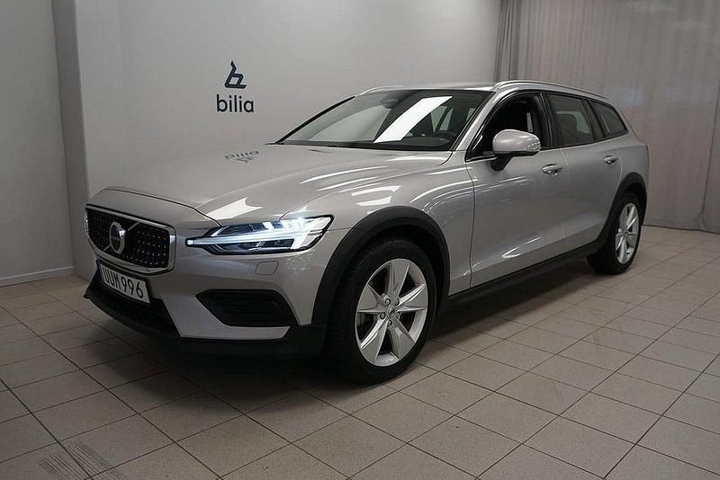 Silver Begagnad 2023 Volvo V60 CC Core Kombi | 359 900 kr (Marknadspris) - Bild 1/3