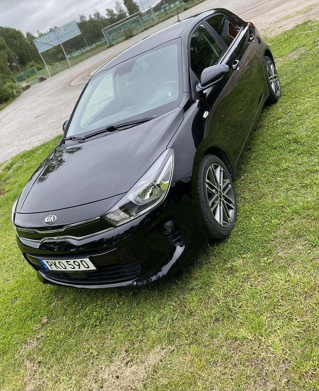 Svart Begagnad 2017 Kia Rio Halvkombi | 118 000 kr (Marknadspris) - Bild 1/4