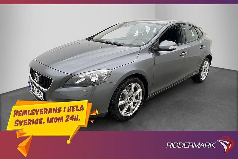 Grå Begagnad 2017 Volvo V40 Halvkombi | 168 800 kr (Marknadspris) - Bild 1/4