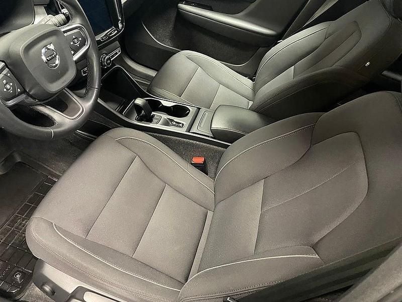 Begagnad Volvo XC40 Momentum 129 HK (94 kW) 2021 Svart SUV