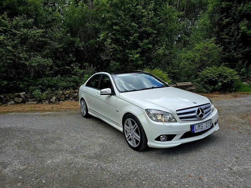 Vit Begagnad 2010 Mercedes C180 AMG Sedan | 75 000 kr (Bra pris) - Bild 1/4