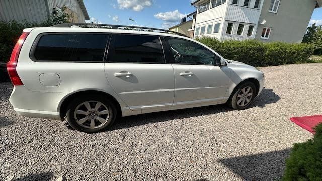 Vit Begagnad 2012 Volvo V70 Kinetic Kombi | 74 000 kr (Marknadspris) - Bild 1/4