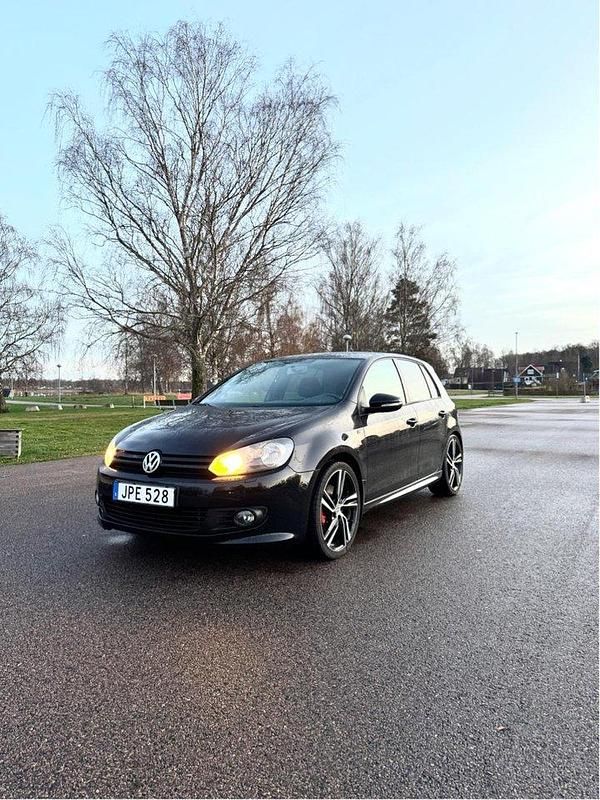 Svart Begagnad 2011 VW Golf VI R-line Halvkombi | 70 000 kr (Lite dyr) - Bild 1/4