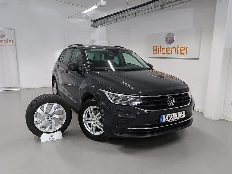 Grå Begagnad 2022 VW Tiguan SUV | 289 900 kr (Superpris) - Bild 1/3