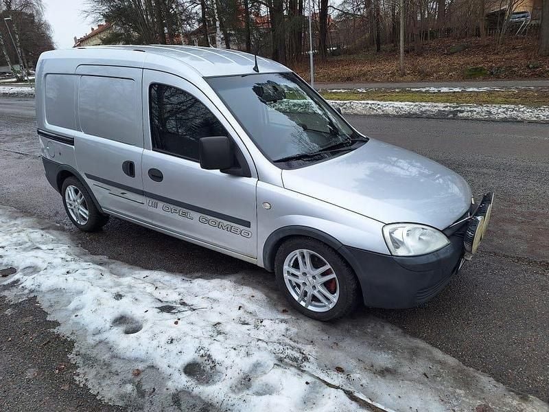 Begagnad Opel Combo 70 HK (51 kW) 2005 Minibuss