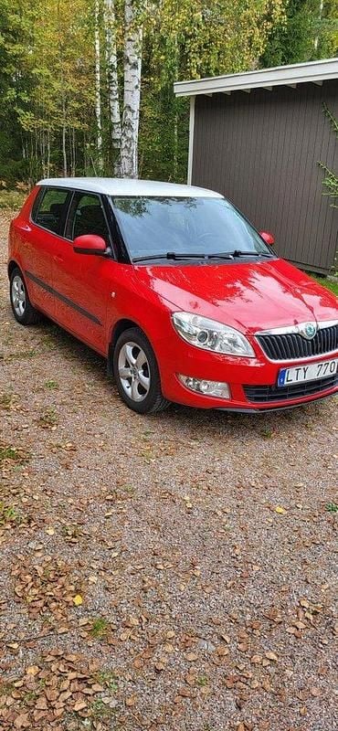 Röd Begagnad 2012 Skoda Fabia Elegance Halvkombi | 39 000 kr (Marknadspris) - Bild 1/4