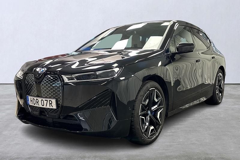 Svart Begagnad 2023 BMW iX SUV | 529 900 kr (Marknadspris) - Bild 1/4