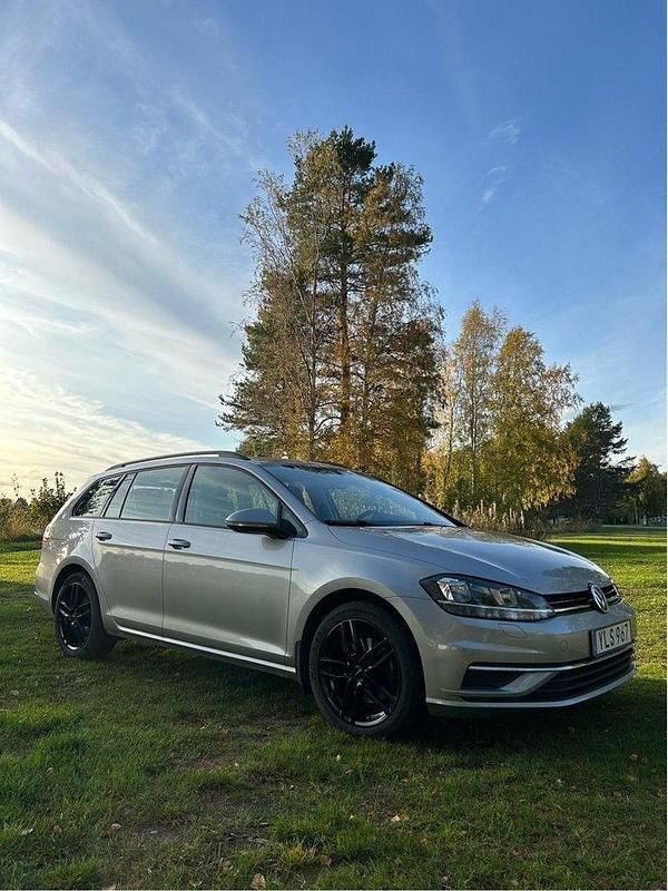 Silver Begagnad 2018 VW Golf VII Kombi | 140 000 kr (Marknadspris) - Bild 1/4