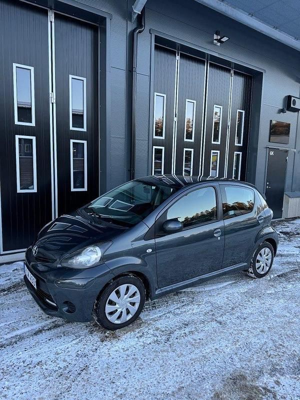 Grå Begagnad 2014 Toyota Aygo Halvkombi | 51 900 kr (Marknadspris) - Bild 1/4
