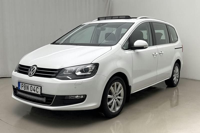 Vit Begagnad 2020 VW Sharan Minibuss | 227 500 kr (Marknadspris) - Bild 1/4