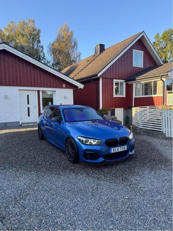 Blå Begagnad 2018 BMW M140 M Sport Halvkombi | 345 000 kr (Marknadspris) - Bild 1/4