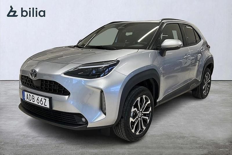 Silver Ny 2025 Toyota Yaris Cross Active SUV | 324 900 kr (Marknadspris) - Bild 1/4