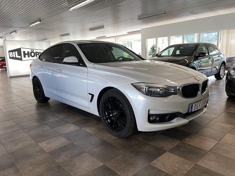 Vit Begagnad 2014 BMW 318 Gran Turismo Halvkombi | 123 000 kr (Marknadspris) - Bild 1/4