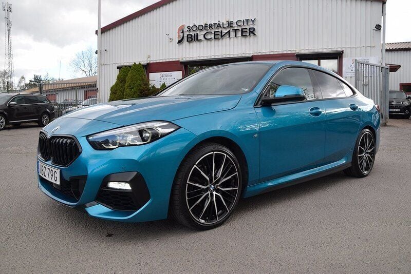 Blå (blå met) Begagnad 2020 BMW 218 M Sport Sportkupé | 279 990 kr (Marknadspris) - Bild 1/4