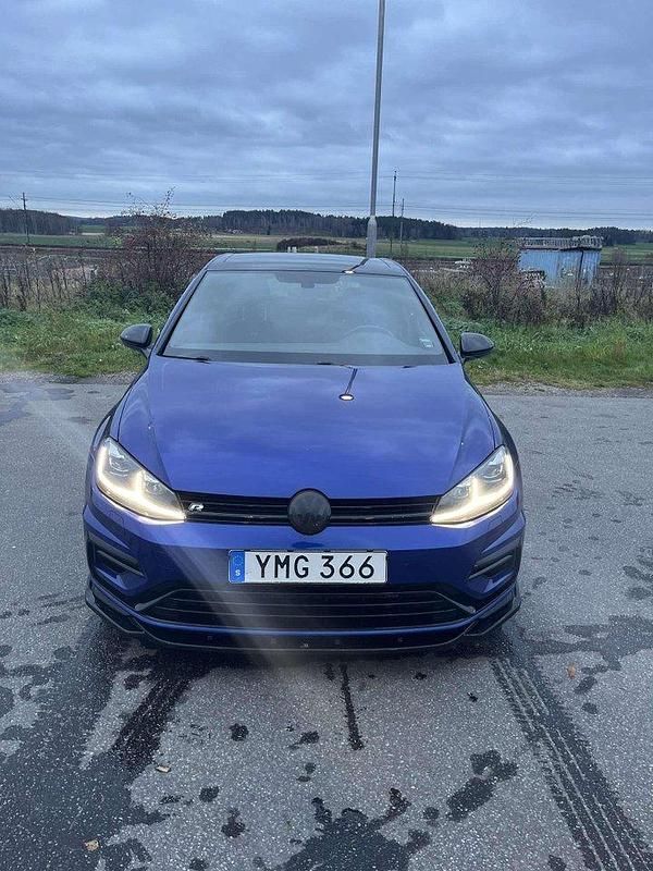 Blå Begagnad 2018 VW Golf VII R Halvkombi | 324 900 kr - Bild 1/4