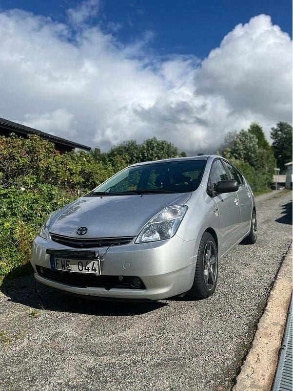 Silver Begagnad 2007 Toyota Prius Halvkombi | 64 900 kr (Marknadspris) - Bild 1/4