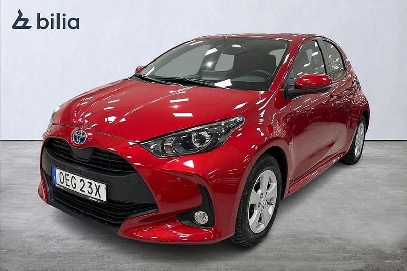 Röd Begagnad 2022 Toyota Yaris Hybrid Active Halvkombi | 199 900 kr (Bra pris) - Bild 1/3