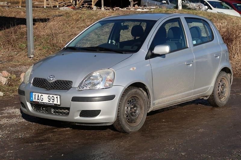 Begagnad Toyota Yaris 65 HK (47 kW) 2005 Silver Halvkombi