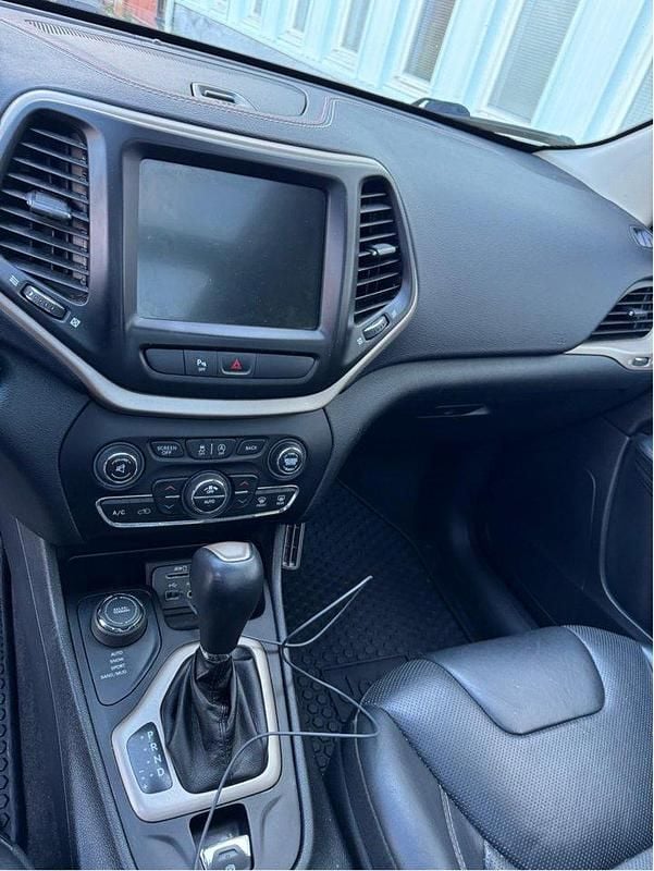 Svart Begagnad 2016 Jeep Cherokee SUV | 165 500 kr (Marknadspris) - Bild 1/4