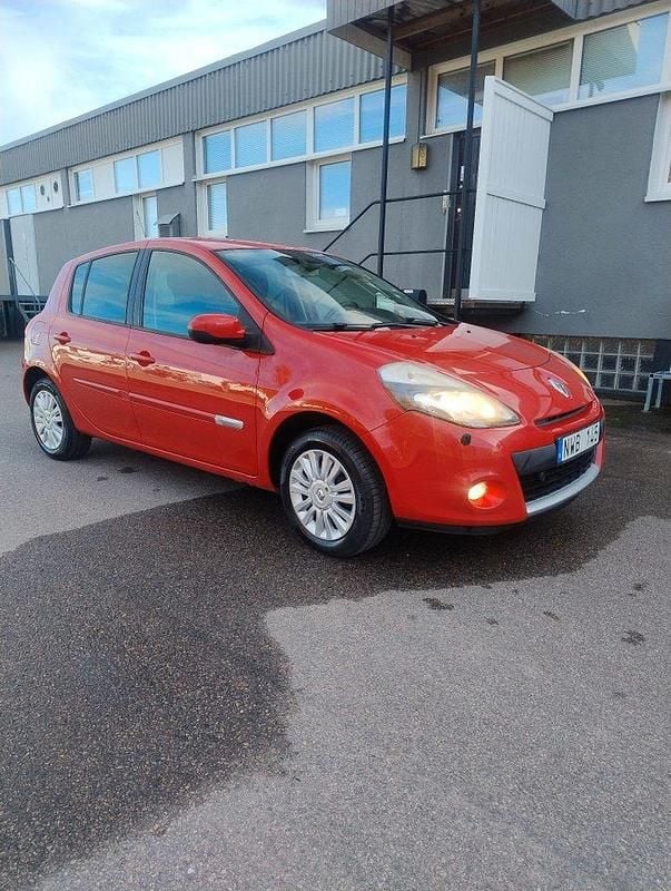 Röd Begagnad 2012 Renault Clio R.S. Halvkombi | 44 900 kr (Marknadspris) - Bild 1/4