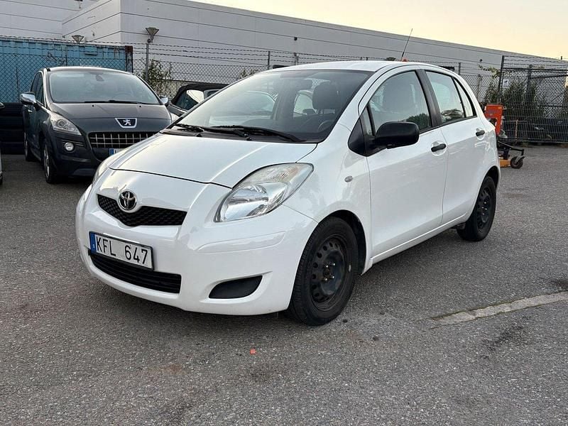 Vit Begagnad 2009 Toyota Yaris Halvkombi | 44 000 kr (Marknadspris) - Bild 1/4