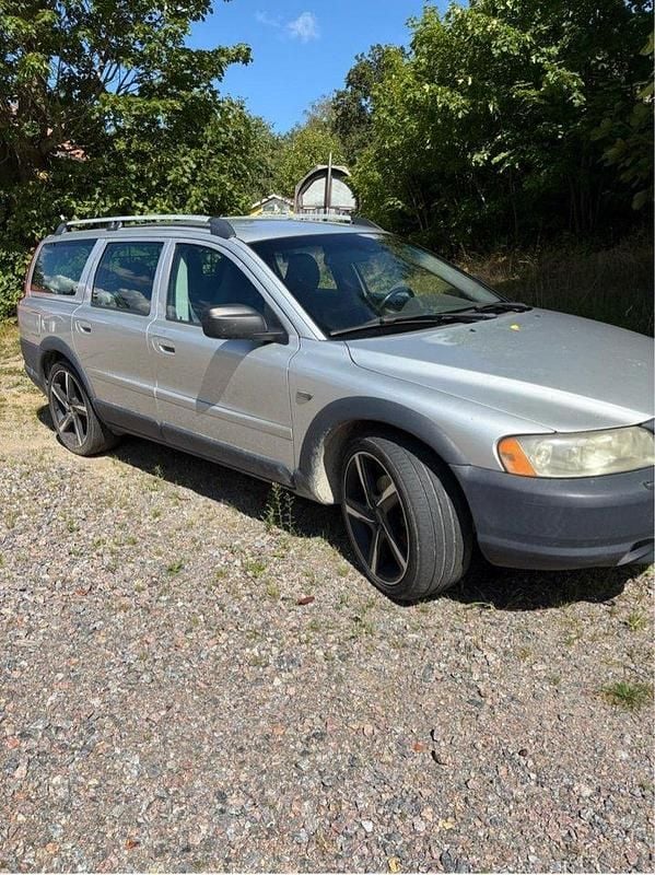 Grå Begagnad 2005 Volvo XC70 Momentum SUV | 14 000 kr (Superpris) - Bild 1/4