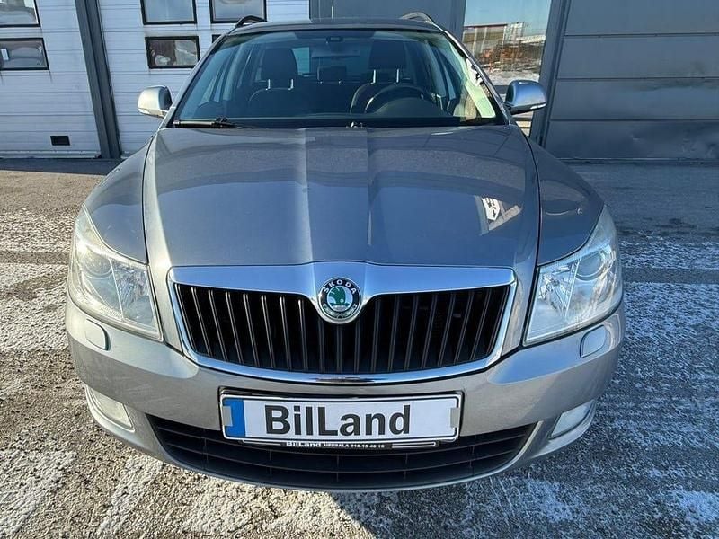 Begagnad Skoda Octavia Elegance 122 HK (89 kW) 2013 Grå Kombi