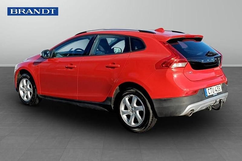 Begagnad Volvo V40 CC 154 HK (113 kW) 2019 Röd Kombi