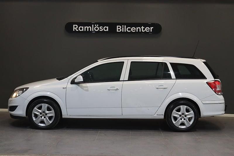 Begagnad Opel Astra 116 HK (85 kW) 2011 Vit Kombi