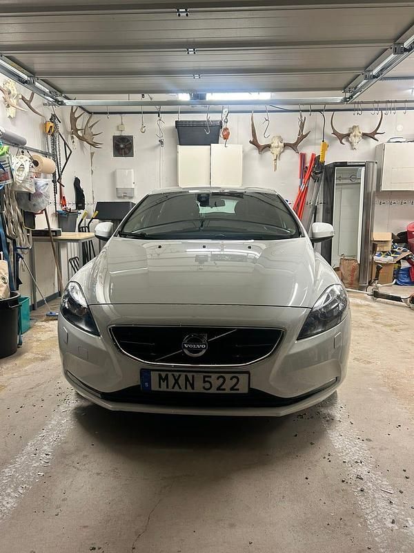 Begagnad 2016 Volvo V40 Halvkombi | 142 900 kr (Marknadspris) - Bild 1/4