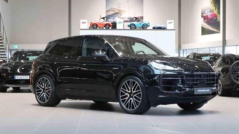 Svart Begagnad 2025 Porsche Cayenne S E-Hybrid SUV | 1 139 000 kr - Bild 1/1