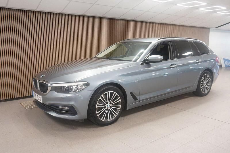 Blå Begagnad 2017 BMW 520 Sport Line Kombi | 239 700 kr (Lite dyr) - Bild 1/4