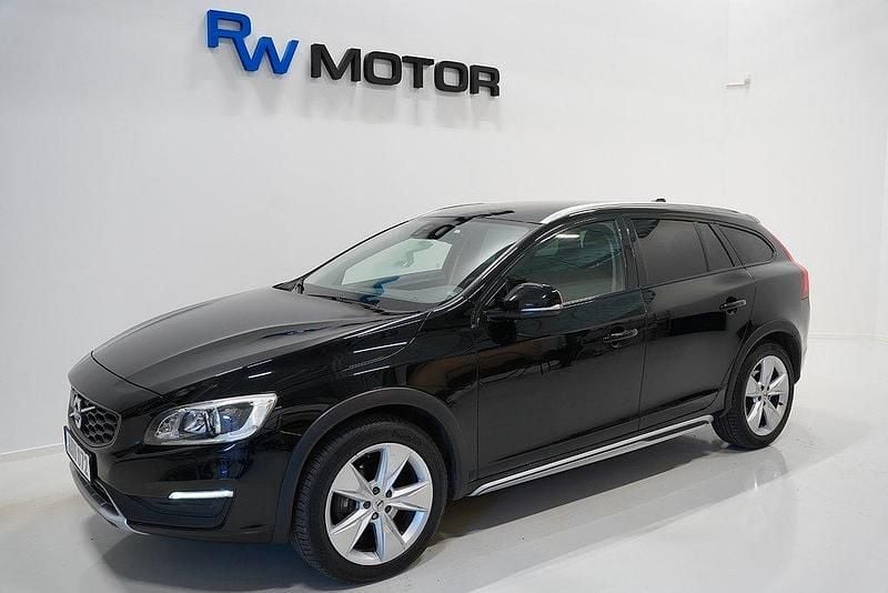 Svart Begagnad 2016 Volvo V60 CC Summum Kombi | 149 900 kr (Marknadspris) - Bild 1/4
