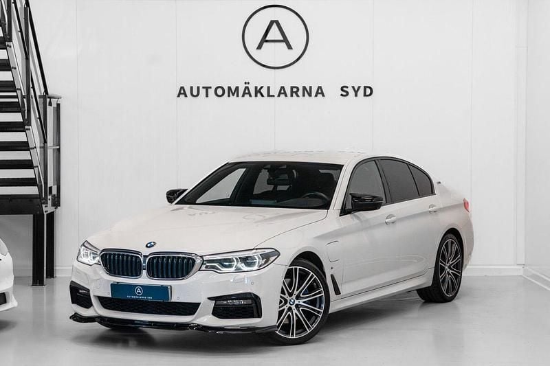 Vit Begagnad 2019 BMW 530e M Sport Sedan | 329 900 kr - Bild 1/4
